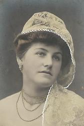 Modell mit Ohrschmuck, Postkarte um 1900. Gemeinfrei