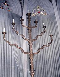 Romanischer Leuchter im Stift Klosterneuburg Foto: Alfred Wolf