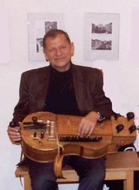 Eberhard Kummer mit Drehleier, Foto: Alfred Wolf, 2004 Eberhard Kummer mit Drehleier, Foto: Alfred Wolf, 2004