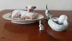 Biskuitlamm und Porzellanhasen, Foto: H.M. Wolf, Ostern 2020 height=