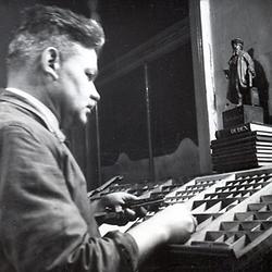 Josef Ludwig Wolf als Schriftsetzer beim Bleisatz. \ Foto: Alfred Wolf