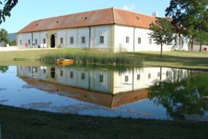 Wirtschaftsgebäude in Schlosshof, NÖ. Foto: Doris Wolf, 2012 Wirtschaftsgebäude in Schlosshof, NÖ. Foto: Doris Wolf, 2012