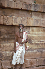 Sadhu mit Bettelgefäß in Sarnath bei Varanasi / Benares, das aber ein prominenter buddhistischer Wallfahrtsort ist Sadhu mit Bettelgefäß in Sarnath bei Varanasi / Benares, das aber ein prominenter buddhistischer Wallfahrtsort ist