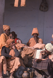 Gemeinschaft von Sadhus in Varanasi / Benares Gemeinschaft von Sadhus in Varanasi / Benares