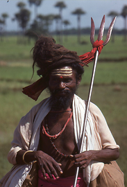 Auf Pilgerschaft in Südindien. Er trägt als Attribut den Dreizack Shivas Auf Pilgerschaft in Südindien. Er trägt als Attribut den Dreizack Shivas