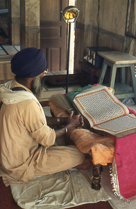 Lesung aus dem heiligen Buch Guru Granth Sahib an vielen Plätzen im Tempelgelände Lesung aus dem heiligen Buch Guru Granth Sahib an vielen Plätzen im Tempelgelände