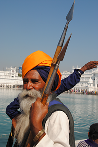 Die Sikhs sind wehrhafte Leute. Sie zeigen sich auch gerne mit Waffen Die Sikhs sind wehrhafte Leute. Sie zeigen sich auch gerne mit Waffen