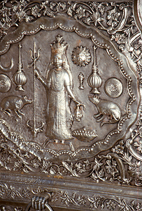 Silberrelief mit Karni Devi auf einem Tor des Tempels Silberrelief mit Karni Devi auf einem Tor des Tempels