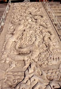 Antrittsstein mit Reliefs