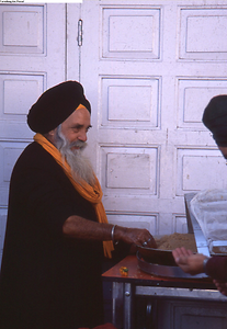 Verteilung des Prasad in die Hand Verteilung des Prasad in die Hand