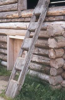 aus einem Stamm gehauene Leiter aus einem Stamm gehauene Leiter
