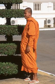 Theravada-Mönch im Königspalast Theravada-Mönch im Königspalast