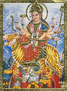 Vielarmigkeit bedeutet gesteigerte Macht über das Böse. Die Attribute Ambas weisen auf die beiden Hochgötter Vishnu und Shiva Vielarmigkeit bedeutet gesteigerte Macht über das Böse. Die Attribute Ambas weisen auf die beiden Hochgötter Vishnu und Shiva