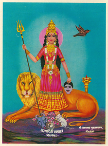 Karni Devi als Durga mit Bildunterschrift shri karniji maharaj deshnok. Der kleine Büffelkopf zu ihren Füßen weist auf den Totenkopf Yama Karni Devi als Durga mit Bildunterschrift shri karniji maharaj deshnok. Der kleine Büffelkopf zu ihren Füßen weist auf den Totenkopf Yama