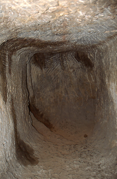 Unvollendete Kammer mit sichtbaren Spuren der Steinmetzarbeit Unvollendete Kammer mit sichtbaren Spuren der Steinmetzarbeit