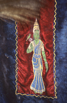Die Göttin auf dem Vorhang ihrer Sänfte, in der sie in der Nacht zu ihrem Gatten Shiva gebracht wird. Die Göttin auf dem Vorhang ihrer Sänfte, in der sie in der Nacht zu ihrem Gatten Shiva gebracht wird.