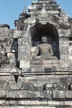 Geste der Erdberührung (skr. bhumisparsamudra), mit welcher Buddha die Erdgöttin als Zeugin anruft, dass er den Anfechtungen des Bösen widerstanden habe Geste der Erdberührung (skr. bhumisparsamudra), mit welcher Buddha die Erdgöttin als Zeugin anruft, dass er den Anfechtungen des Bösen widerstanden habe