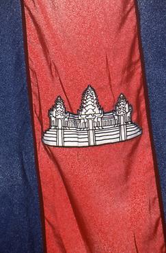 Die Flagge Kambodschas mit dem Haupttempel des Angkor Wat Die Flagge Kambodschas mit dem Haupttempel des Angkor Wat