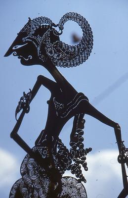 Feinst aus Büffelleder ausgeschnittene javanische Schattenspielfigur Feinst aus Büffelleder ausgeschnittene javanische Schattenspielfigur