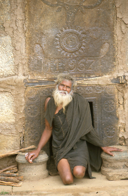 Der „Milchpriester“ Narikeyen vor dem Tempel des Dorfes Mandigalmund, der 1962 errichtet worden war Der „Milchpriester“ Narikeyen vor dem Tempel des Dorfes Mandigalmund, der 1962 errichtet worden war