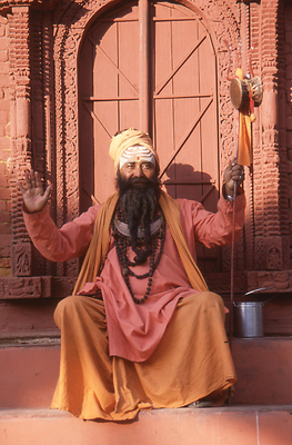 Der Shaiva-Sadhu von Kathmandu segnend und bettelnd im Verlaufe von Jahrzehnten immer am selben Platz unweit des Hanuman Dhoka. Er lebt von den Gaben der Touristen, die ihn gerne photographieren. Der Shaiva-Sadhu von Kathmandu segnend und bettelnd im Verlaufe von Jahrzehnten immer am selben Platz unweit des Hanuman Dhoka. Er lebt von den Gaben der Touristen, die ihn gerne photographieren.