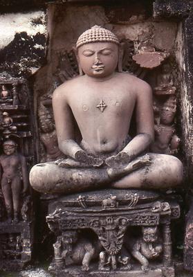 Im Gegensatz zu Buddha werden die Tirthankaras mit einem Brustjuwel dargestellt (Khajuraho) Im Gegensatz zu Buddha werden die Tirthankaras mit einem Brustjuwel dargestellt (Khajuraho)