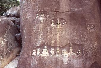 Zahlreiche Reliefs zeigen Tirthankaras und deren Verehrer, die auch die Schaffung veranlassten Zahlreiche Reliefs zeigen Tirthankaras und deren Verehrer, die auch die Schaffung veranlassten