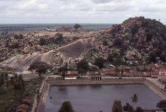 Ihm zu Füßen der große Kultteich und der Tempelberg Chandragiri Ihm zu Füßen der große Kultteich und der Tempelberg Chandragiri