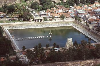Der Zugang zum Teich führt durch einen Gopuram-Torbau südindischen Stils Der Zugang zum Teich führt durch einen Gopuram-Torbau südindischen Stils