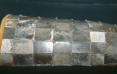 Detail der Bindung der Jadeplättchen mit Metalldraht Detail der Bindung der Jadeplättchen mit Metalldraht