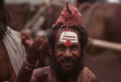 Shivaitischer Sadhu mit dem charakteristischen Haarknoten eines Asketen Shivaitischer Sadhu mit dem charakteristischen Haarknoten eines Asketen