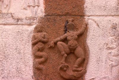 Auch hinduistisches Bildgut fließt ein: Krishna kämpft mit dem Schlangendämon und zwei Schlangengottheiten Auch hinduistisches Bildgut fließt ein: Krishna kämpft mit dem Schlangendämon und zwei Schlangengottheiten