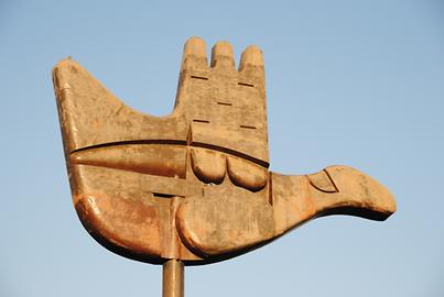 Die offene Hand, das moderne Wahrzeichen von Chandigarh Die offene Hand, das moderne Wahrzeichen von Chandigarh