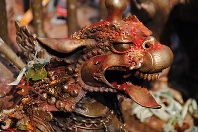 Bronzelöwen schützen in spiritueller Weise das innere Heiligtum Bronzelöwen schützen in spiritueller Weise das innere Heiligtum