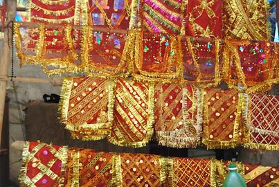 Auch Schürzchen mit recht viel Flittergold gehören zu den Geschenken für die Göttin Auch Schürzchen mit recht viel Flittergold gehören zu den Geschenken für die Göttin