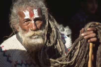 Vaishnava-Sadhus. Die senkrechten Stirnzeichen stellen den Fußabdruck von Gott Vishnu dar Vaishnava-Sadhus. Die senkrechten Stirnzeichen stellen den Fußabdruck von Gott Vishnu dar