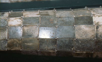 Detail der Bindung der Jadeplättchen mit Metalldraht Detail der Bindung der Jadeplättchen mit Metalldraht