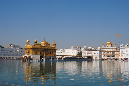 Der Goldene Tempel von Amritsar liegt mitten im Heiligen See Amrita sagar Der Goldene Tempel von Amritsar liegt mitten im Heiligen See Amrita sagar