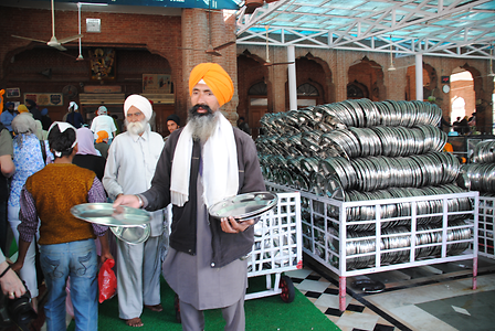 Jeder Hungrige, ob arm oder reich, kann im Langar des Gurdwara gesättigt werden. Und alles ganz ohne Bezahlung Jeder Hungrige, ob arm oder reich, kann im Langar des Gurdwara gesättigt werden. Und alles ganz ohne Bezahlung