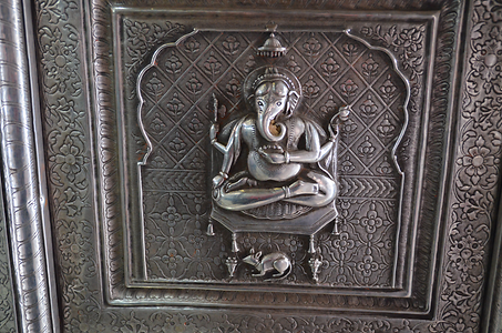 Gott Ganesha als Sohn Shivas hat als Begleiter und Reittier eine Ratte Gott Ganesha als Sohn Shivas hat als Begleiter und Reittier eine Ratte