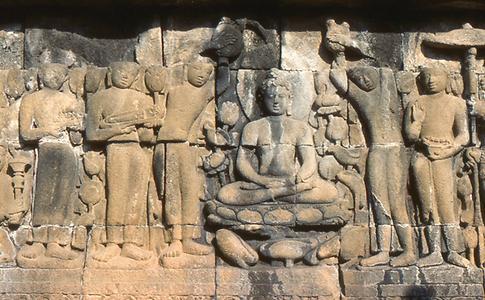 Geste der Meditation (skr. dhyanamudra) im Sitz auf einem Lotosthron mit im Schoß ruhig aneinandergelegten Händen Geste der Meditation (skr. dhyanamudra) im Sitz auf einem Lotosthron mit im Schoß ruhig aneinandergelegten Händen