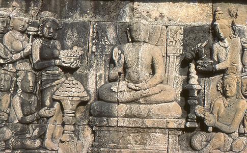Geste der Furchtlosigkeit (skr. abhayakaramudra) mit erhobener rechter Hand während die andere in Meditationsstellung verharrt Geste der Furchtlosigkeit (skr. abhayakaramudra) mit erhobener rechter Hand während die andere in Meditationsstellung verharrt