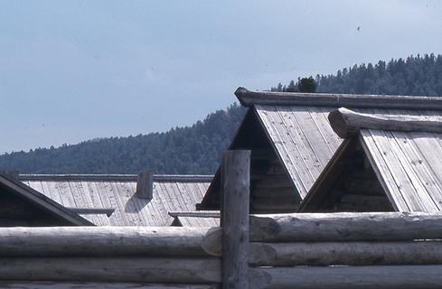 Mit Brettern gedeckte Dächer Mit Brettern gedeckte Dächer