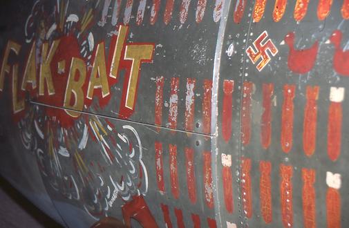 Glücklich überhaupt überlebt zu haben, malten Bomberbesatzungen symbolisch ihre Einsätze auf den Rumpf ihrer Flugzeuge Glücklich überhaupt überlebt zu haben, malten Bomberbesatzungen symbolisch ihre Einsätze auf den Rumpf ihrer Flugzeuge