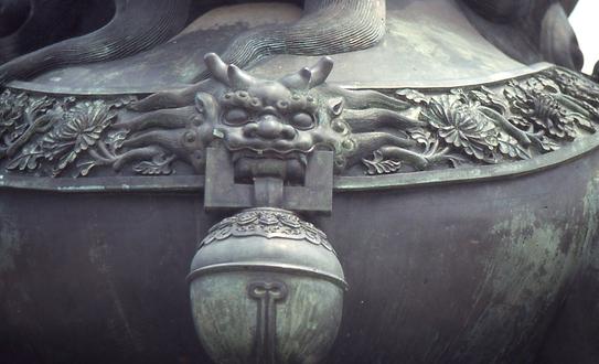 Schelle und Schreckmaske eines Qilin zur Abwehr schädlicher Geister Schelle und Schreckmaske eines Qilin zur Abwehr schädlicher Geister