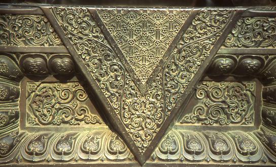 feine Ornamentik mit stilisierten Lotosblütenblättern auf dem Sockel feine Ornamentik mit stilisierten Lotosblütenblättern auf dem Sockel