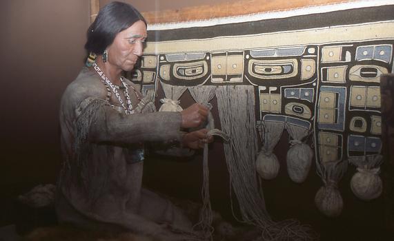 Weben einer Chilkat-Decke an der amerikanischen Nordwestküste Weben einer Chilkat-Decke an der amerikanischen Nordwestküste